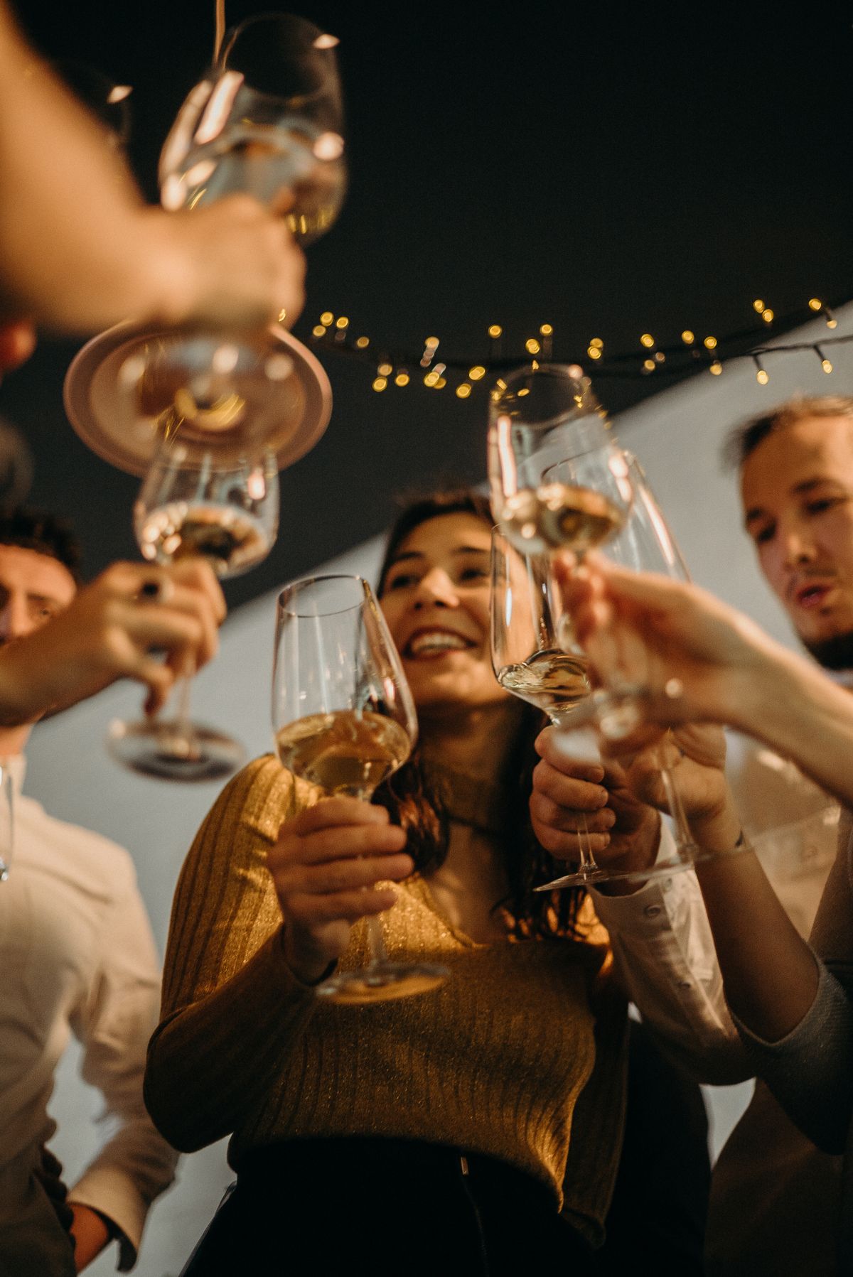 Amis trinquant lors d'une fête en soirée