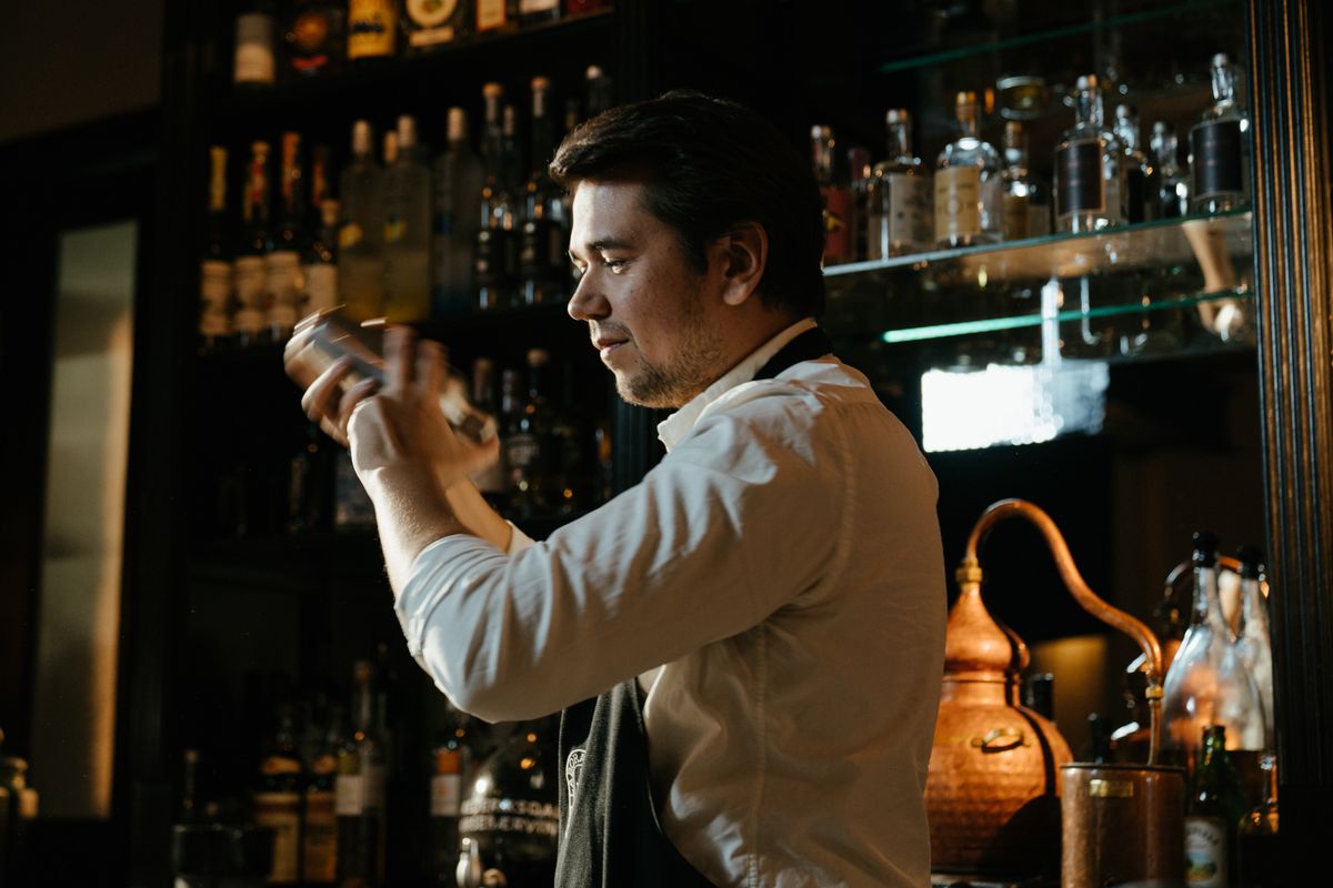 Barman secouant un cocktail